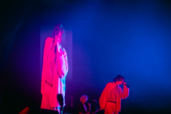 Kenshi Yonezu celebrates his 15th single “Plazma / BOW AND ARROW” with four editions, including controller device and HALO versions, illustrated by Yonezu himself. Poster campaigns and a live photo exhibition shot by Jiro Konami further mark this release.